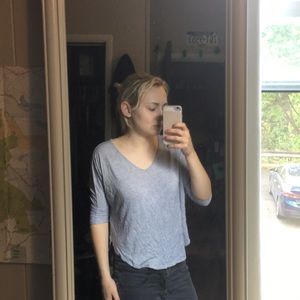 gray V neck 3/4' sleeve M